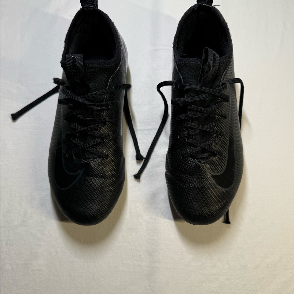 Nike Black Soccer Cleats Boys size 4.5